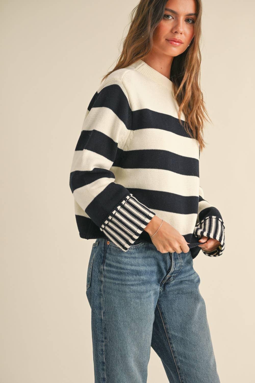 BLACK/WHITE STRIPED SWEATER TOP