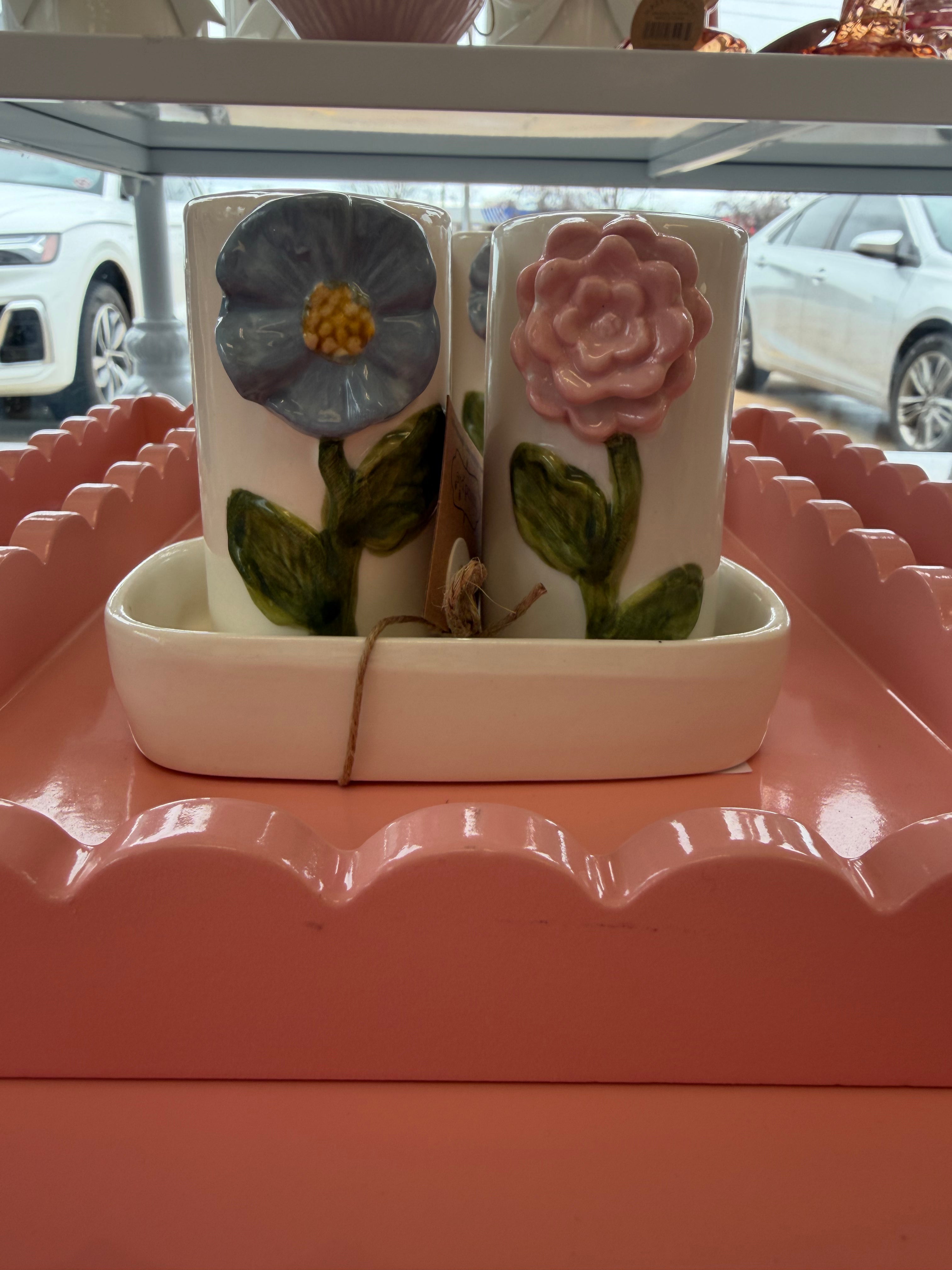SALT AND PEPPER SHAKER